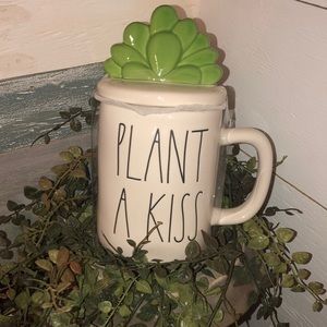 NWOT RAE DUNN “Plant a Kiss” coffee Mug